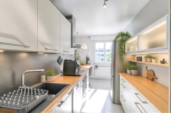 En Exclusivité : Spacieux 5 pièces rénové avec balcon et garage à Onex 2
