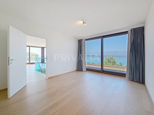 Exceptionnel attique en duplex offrant une vue panoramique sur le lac et les montagnes 7