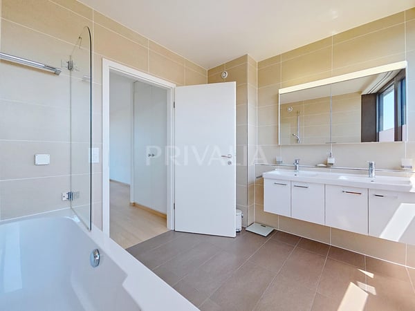 Exceptionnel attique en duplex offrant une vue panoramique sur le lac et les montagnes 8