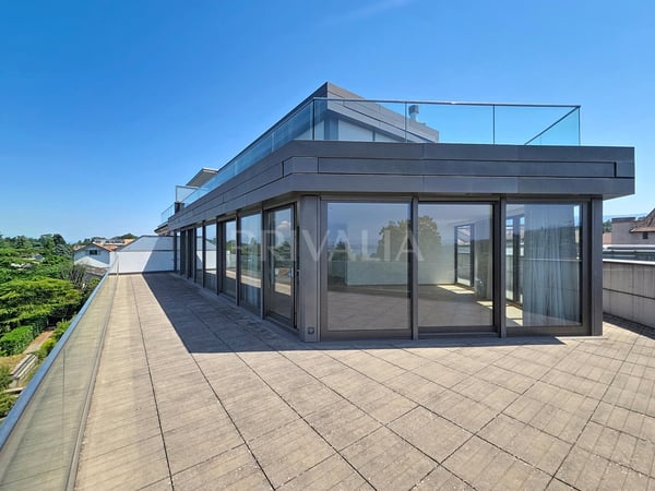 Exceptionnel attique en duplex offrant une vue panoramique sur le lac et les montagnes 10