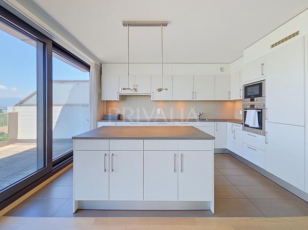Exceptionnel attique en duplex offrant une vue panoramique sur le lac et les montagnes 3
