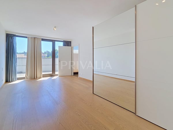 Exceptionnel attique en duplex offrant une vue panoramique sur le lac et les montagnes 4