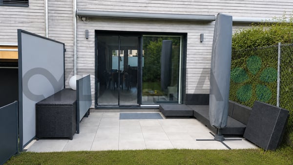 Belle maison mitoyenne d'une surface PPE de 152 m² répartie sur trois étages, en zone résidentielle d'Aire. 1