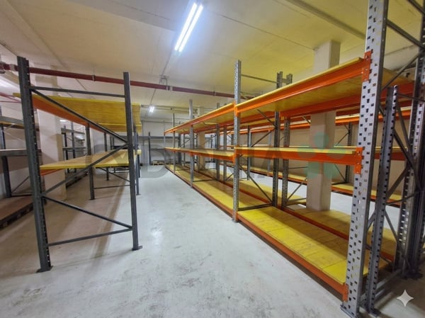 Local commercial avec bureaux et dépôt à louer totalisant 270m2 3