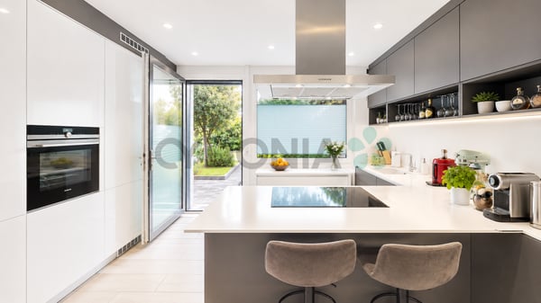 Belle maison mitoyenne d'une surface de 135 m² répartie sur trois étages, en zone résidentielle d'Aire. 1