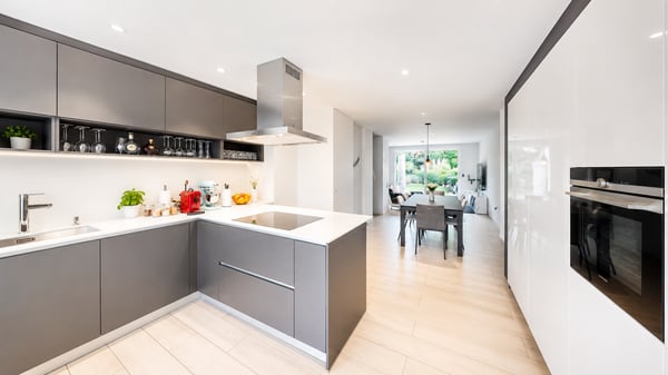 Exclusivité Belle maison mitoyenne de 135 m²,sur trois étages, en zone résidentielle d'Aire. 2