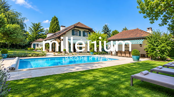 Maison de style classique avec piscine au coeur d'un magnifique jardin