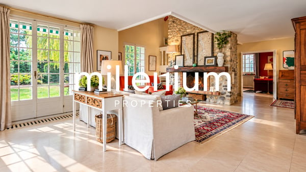 Maison de style classique avec piscine au coeur d'un magnifique jardin 6