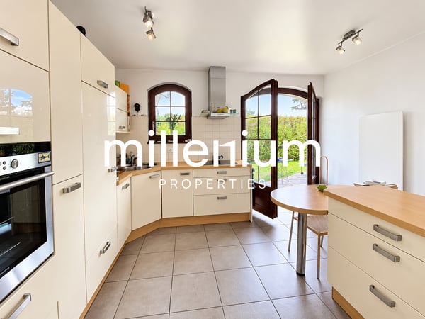 Maison contemporaine semi meublée avec jardin et studio indépendant 5