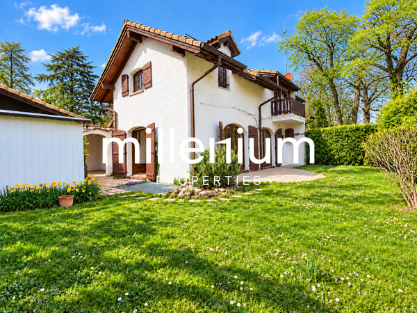 Maison contemporaine semi meublée avec jardin et studio indépendant 9