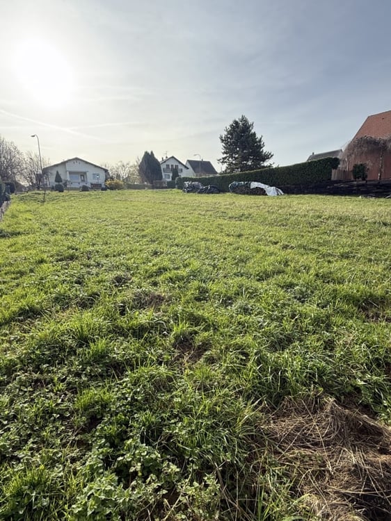 Réf: 11156 – Prix: 295.000 € – Terrain env. 11 ares, viabilisé, libre d’architecte! 1