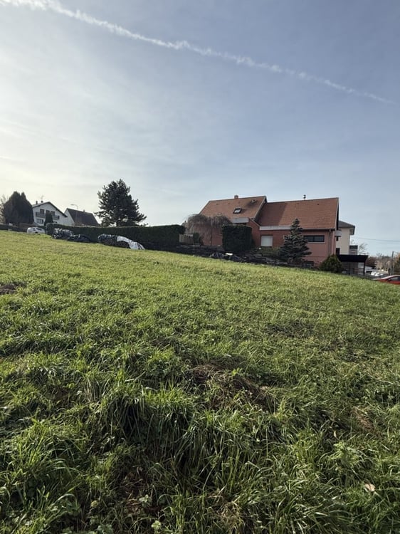 Réf: 11156 – Prix: 295.000 € – Terrain env. 11 ares, viabilisé, libre d’architecte! 3