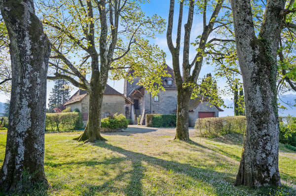 Château de Bochat Authentique et de nature familiale 3