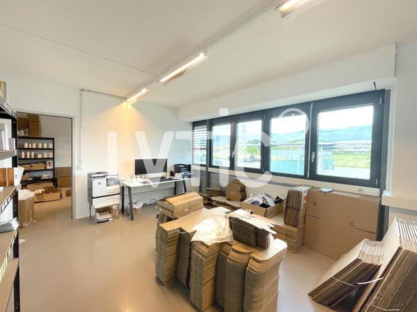 Bureaux, atelier, labo, dépôt de 390 m2 à louer à Nyon 1