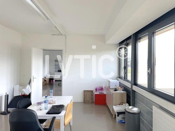 Bureaux, atelier, labo, dépôt de 390 m2 à louer à Nyon 2