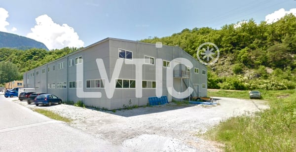 Halle industrielle, dépôt indépendant de 2700 m2 à louer à Sierre 1