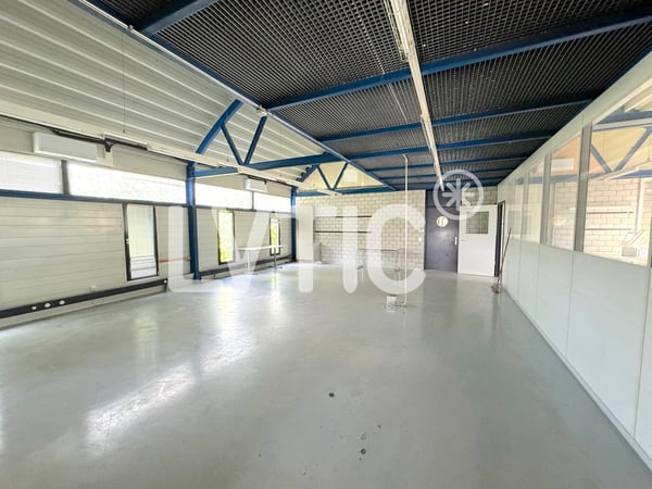 Halle, bureaux de 2360 m2 sur parcelle de 3350 m2 à vendre à Moudon 5