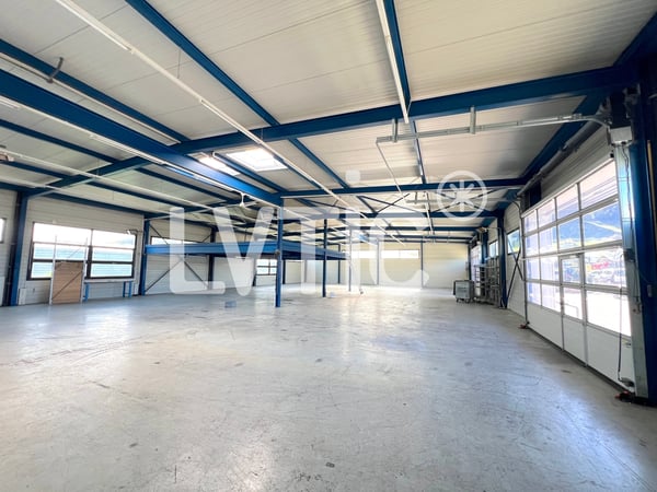 Halle, bureaux de 2360 m2 sur parcelle de 3350 m2 à vendre à Moudon 2