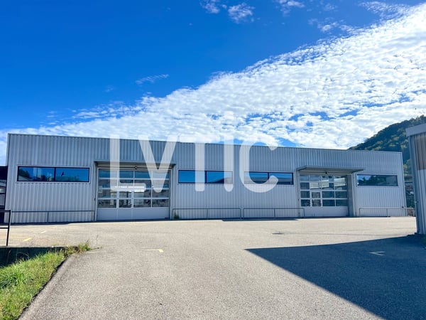 Halle, bureaux de 2360 m2 sur parcelle de 3350 m2 à vendre à Moudon 1