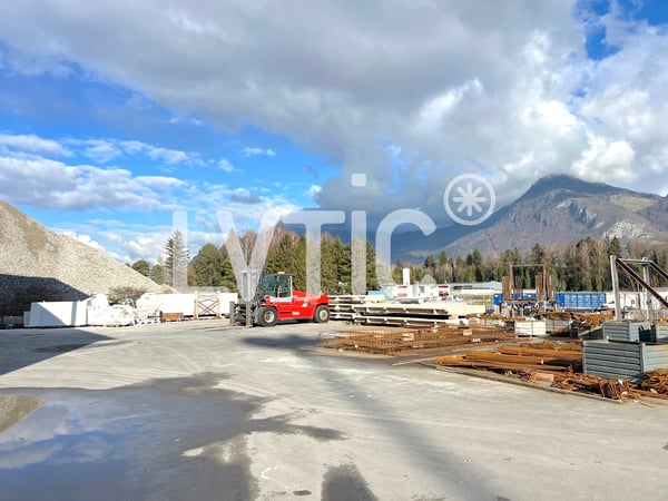 Halle industrielle de 2300 m2 sur parcelle de 4380 m2 à vendre à Aigle 12