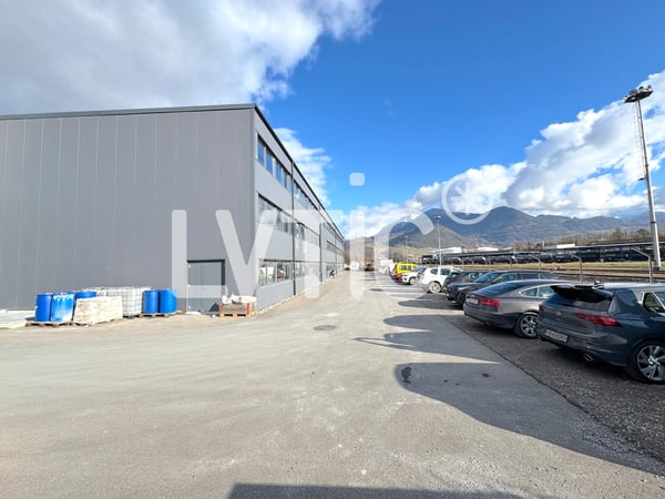Halle industrielle de 2300 m2 sur parcelle de 4380 m2 à vendre à Aigle 9