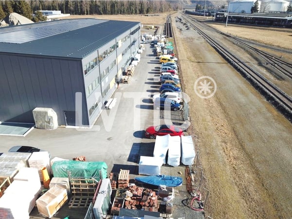 Halle industrielle de 2300 m2 sur parcelle de 4380 m2 à vendre à Aigle 13