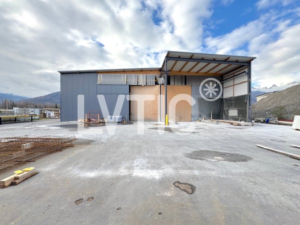 Halle industrielle de 2300 m2 sur parcelle de 4380 m2 à vendre à Aigle 8