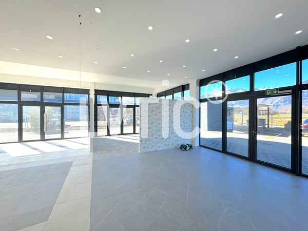 Showroom, locaux, atelier de 225 m2 à louer proche Villeneuve