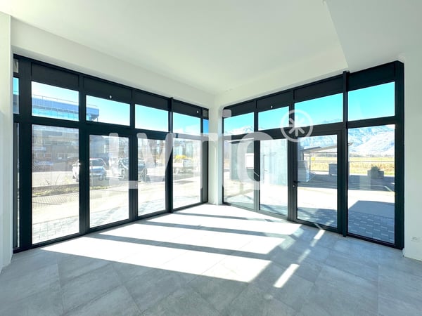 Showroom, locaux, atelier de 225 m2 à louer proche Villeneuve 3