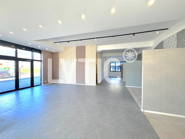 Showroom, locaux, atelier de 225 m2 à louer proche Villeneuve 4