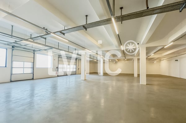 Showrooms, dépôts, locaux de 4280 m2 divisibles à louer à Yverdon 7