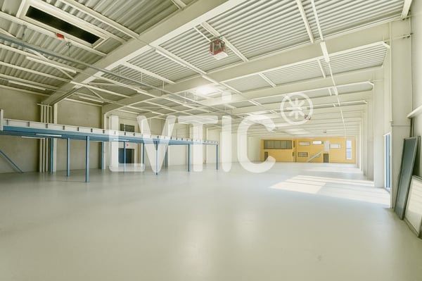 Showrooms, dépôts, locaux de 4280 m2 divisibles à louer à Yverdon 3