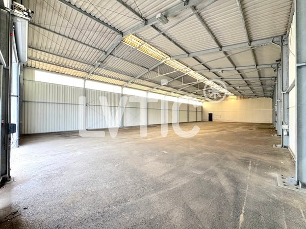 Dépôt, atelier de 600 m2 divisible dès 300 m2 à louer à St-Aubin 2