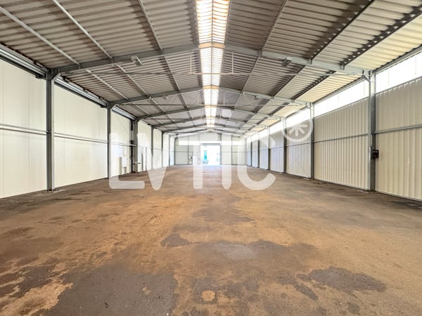 Dépôt, atelier de 600 m2 divisible dès 300 m2 à louer à St-Aubin 3