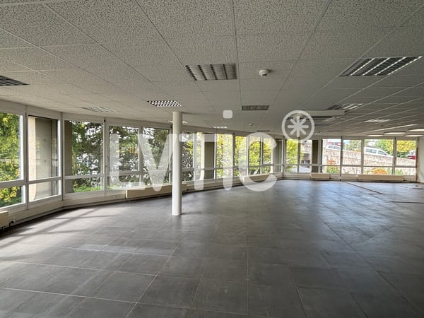 Showroom, locaux, bureaux de 640 m2 à louer à Crissier