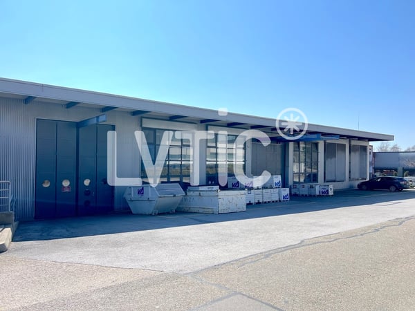 Halle, bureaux de 4420 m2 sur parcelle de 5000 m2 à vendre à Bevaix 2