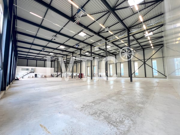 Halle industrielle, bureaux de 2600 m2 à louer proche Sion - Vetroz 6