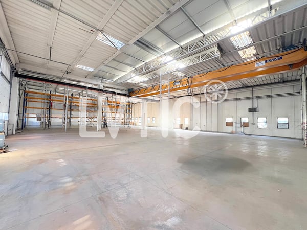 Halle industrielle, showroom, bureaux de 2460 m2 à louer à Martigny 5