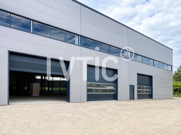 Halle industrielle, bureaux de 6600 m2 divisibles à louer à Domdidier 1