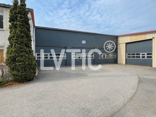 Atelier, dépôt, bureaux de 1500 m2 divisibles à louer à Villeneuve 1
