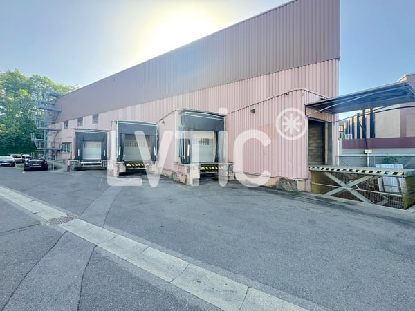Dépôt, bureau, atelier de 469 m2 à louer à St-Légier 1