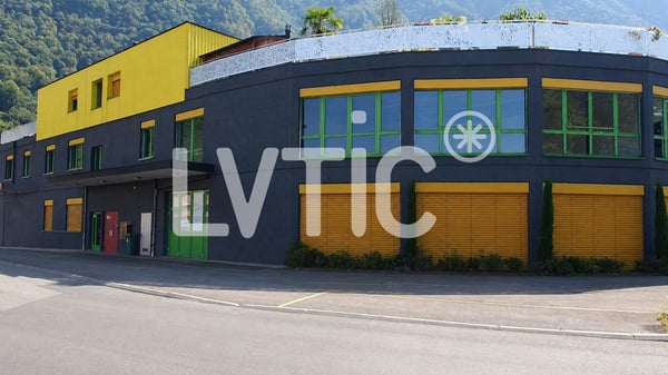 Bureaux, locaux, atelier de 336 m2 à louer à Villeneuve 7