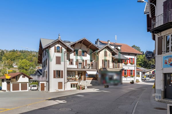 Magasin avec bureau au coeur du village 3