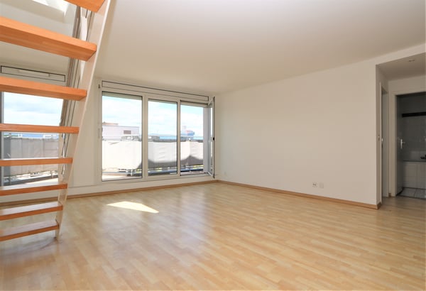 Appartement duplex en attique de 4,5 pièces avec balcon et terrasse en toiture aux Acacias 5