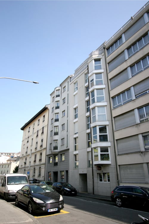 Appartement duplex en attique de 4,5 pièces avec balcon et terrasse en toiture aux Acacias 1