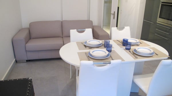 Beau studio meublé renové à Champel 6