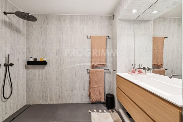 Magnifique appartement de 4 chambres + 1 bureau - 3 parkings - Ascenseur 8