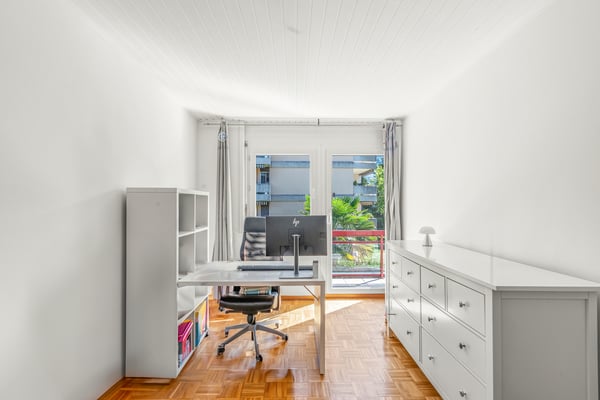 Lumineuse maison familiale rénovée avec terrasse à deux pas du lac! 8