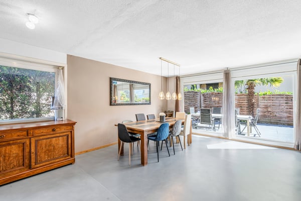 Lumineuse maison familiale rénovée avec terrasse à deux pas du lac! 2