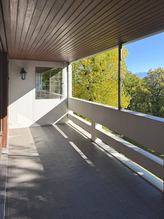 Appartement de 3.5 pièces avec piscine, entièrement rénové ! 2